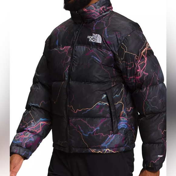 The North Face Men’s 1996 Retro Nuptse Jacket Tnf Black Trail Glow Print - Picture 12 of 14